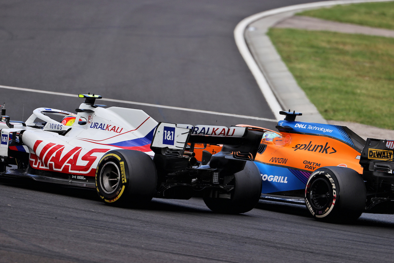GP UNGHERIA, Mick Schumacher (GER) Haas VF-21 e Daniel Ricciardo (AUS) McLaren MCL35M battle for position.
01.08.2021. Formula 1 World Championship, Rd 11, Hungarian Grand Prix, Budapest, Hungary, Gara Day.
- www.xpbimages.com, EMail: requests@xpbimages.com © Copyright: Moy / XPB Images