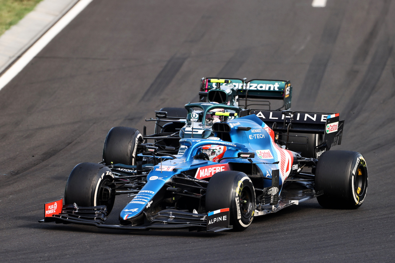 GP UNGHERIA, Esteban Ocon (FRA) Alpine F1 Team A521 e Sebastian Vettel (GER) Aston Martin F1 Team AMR21 battle for the lead of the race.
01.08.2021. Formula 1 World Championship, Rd 11, Hungarian Grand Prix, Budapest, Hungary, Gara Day.
- www.xpbimages.com, EMail: requests@xpbimages.com © Copyright: Moy / XPB Images