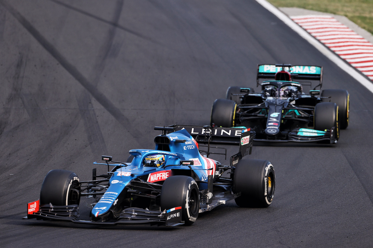 GP UNGHERIA, Lewis Hamilton (GBR) Mercedes AMG F1 W12 e Fernando Alonso (ESP) Alpine F1 Team A521 battle for position.
01.08.2021. Formula 1 World Championship, Rd 11, Hungarian Grand Prix, Budapest, Hungary, Gara Day.
- www.xpbimages.com, EMail: requests@xpbimages.com © Copyright: Moy / XPB Images