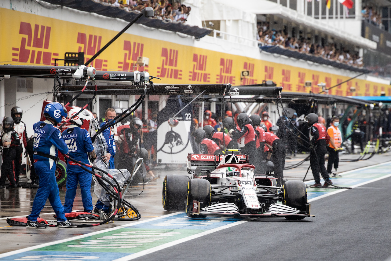 GP UNGHERIA, Antonio Giovinazzi (ITA) Alfa Romeo Racing C41 makes a pit stop.
01.08.2021. Formula 1 World Championship, Rd 11, Hungarian Grand Prix, Budapest, Hungary, Gara Day.
- www.xpbimages.com, EMail: requests@xpbimages.com © Copyright: Bearne / XPB Images