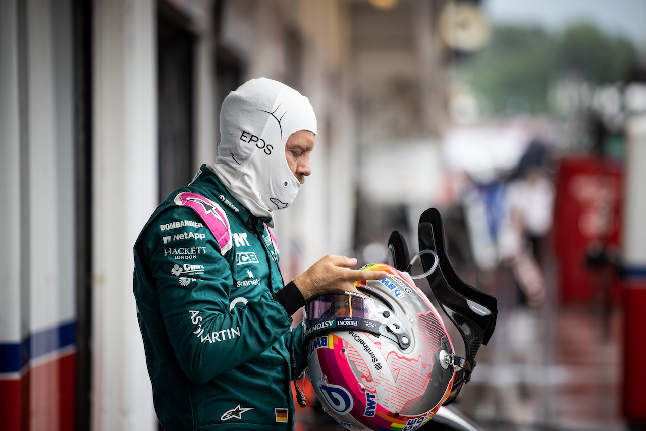 GP UNGHERIA, Sebastian Vettel (GER) Aston Martin F1 Team in the pits as the race is stopped.
01.08.2021. Formula 1 World Championship, Rd 11, Hungarian Grand Prix, Budapest, Hungary, Gara Day.
- www.xpbimages.com, EMail: requests@xpbimages.com © Copyright: Bearne / XPB Images