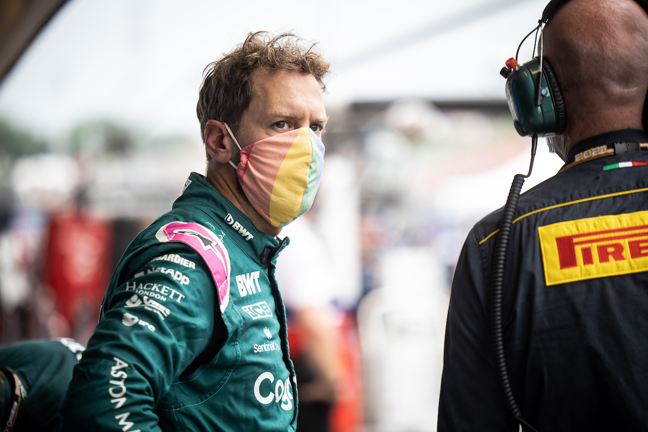 GP UNGHERIA, Sebastian Vettel (GER) Aston Martin F1 Team in the pits as the race is stopped.
01.08.2021. Formula 1 World Championship, Rd 11, Hungarian Grand Prix, Budapest, Hungary, Gara Day.
- www.xpbimages.com, EMail: requests@xpbimages.com © Copyright: Bearne / XPB Images