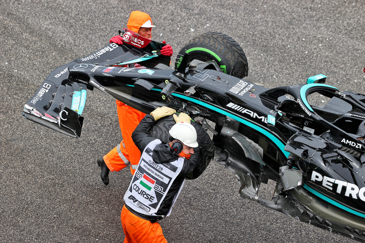 GP UNGHERIA, The damaged Mercedes AMG F1 W12 of race retiree Valtteri Bottas (FIN) Mercedes AMG F1.
01.08.2021. Formula 1 World Championship, Rd 11, Hungarian Grand Prix, Budapest, Hungary, Gara Day.
- www.xpbimages.com, EMail: requests@xpbimages.com © Copyright: Moy / XPB Images
