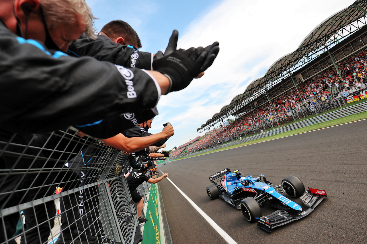 GP UNGHERIA, Gara winner Esteban Ocon (FRA) Alpine F1 Team A521 celebrates as he passes the team at the end of the race.
01.08.2021. Formula 1 World Championship, Rd 11, Hungarian Grand Prix, Budapest, Hungary, Gara Day.
- www.xpbimages.com, EMail: requests@xpbimages.com © Copyright: Charniaux / XPB Images