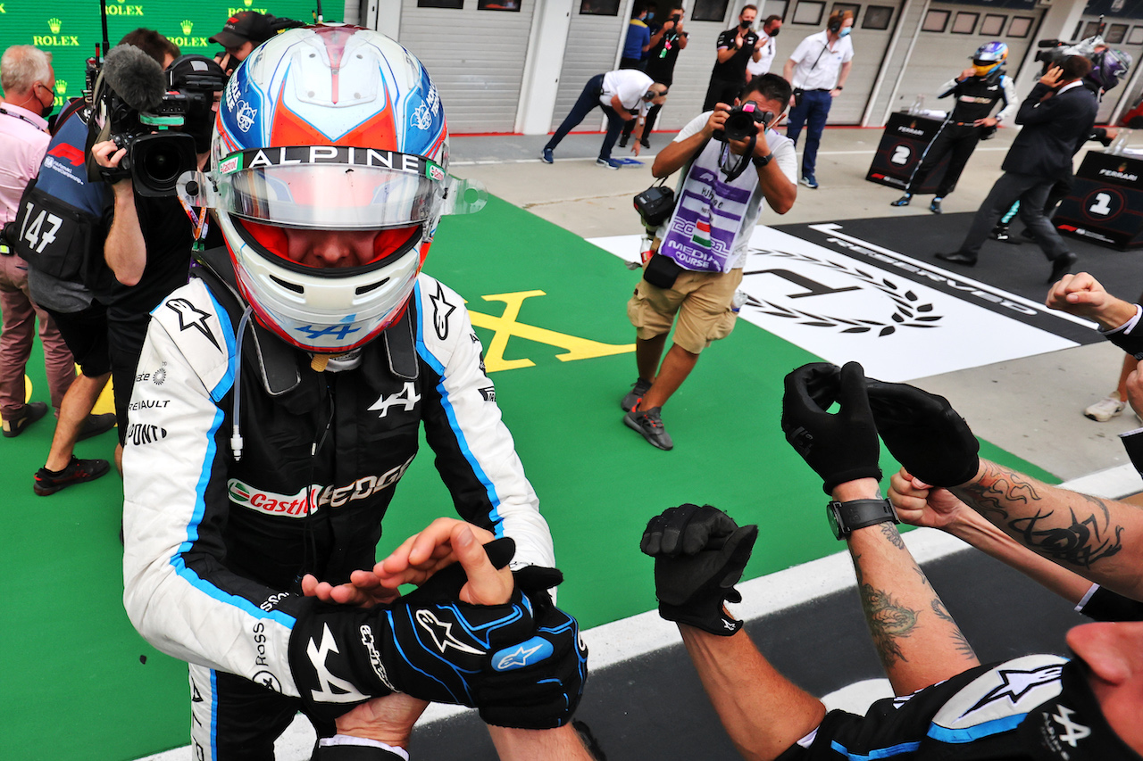 GP UNGHERIA, Gara winner Esteban Ocon (FRA) Alpine F1 Team celebrates with the team in parc ferme.
01.08.2021. Formula 1 World Championship, Rd 11, Hungarian Grand Prix, Budapest, Hungary, Gara Day.
- www.xpbimages.com, EMail: requests@xpbimages.com © Copyright: Charniaux / XPB Images