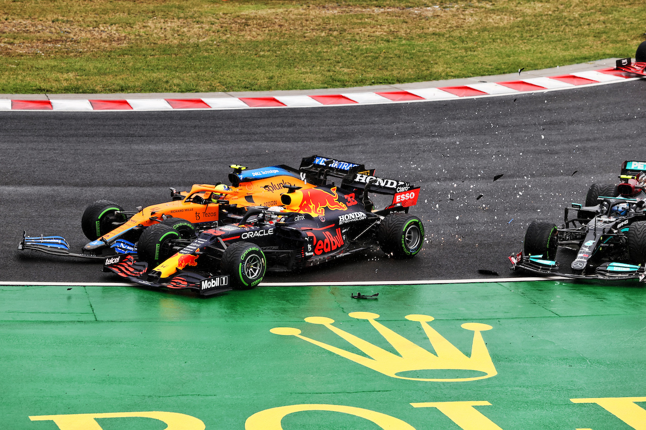 GP UNGHERIA, Valtteri Bottas (FIN) Mercedes AMG F1 W12; Lando Norris (GBR) McLaren MCL35M e Max Verstappen (NLD) Red Bull Racing RB16B crash at the partenza of the race.
01.08.2021. Formula 1 World Championship, Rd 11, Hungarian Grand Prix, Budapest, Hungary, Gara Day.
- www.xpbimages.com, EMail: requests@xpbimages.com © Copyright: Moy / XPB Images