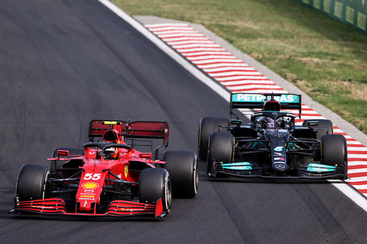 GP UNGHERIA, Carlos Sainz Jr (ESP) Ferrari SF-21 e Lewis Hamilton (GBR) Mercedes AMG F1 W12 battle for position.
01.08.2021. Formula 1 World Championship, Rd 11, Hungarian Grand Prix, Budapest, Hungary, Gara Day.
- www.xpbimages.com, EMail: requests@xpbimages.com © Copyright: Moy / XPB Images