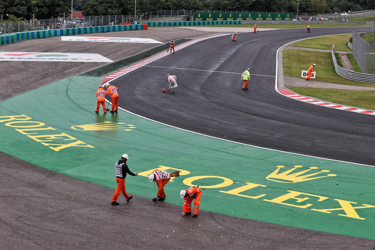 GP UNGHERIA, Marshals clean the circuit after the race is stopped.
01.08.2021. Formula 1 World Championship, Rd 11, Hungarian Grand Prix, Budapest, Hungary, Gara Day.
- www.xpbimages.com, EMail: requests@xpbimages.com © Copyright: Moy / XPB Images