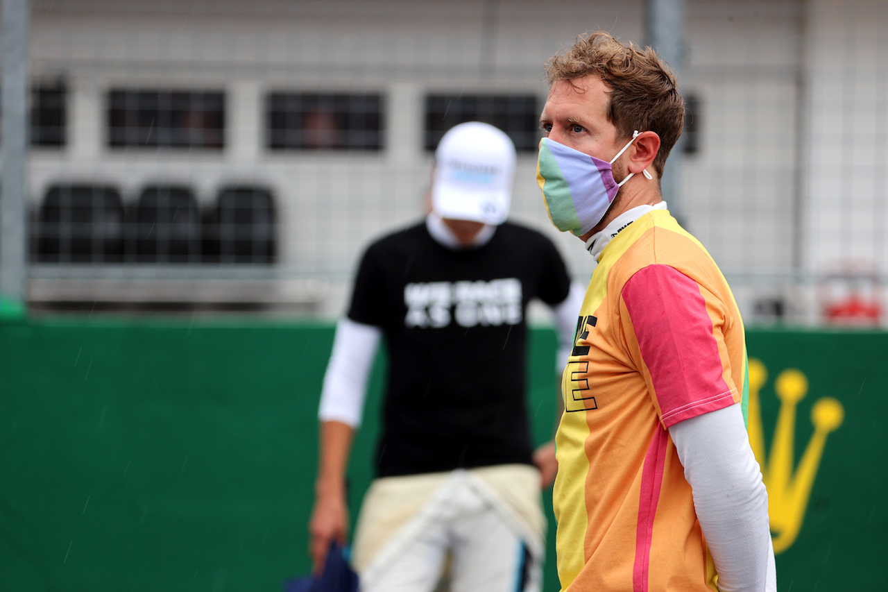 GP UNGHERIA, Sebastian Vettel (GER) Aston Martin F1 Team wearing a rainbow t-shirt on the grid.
01.08.2021. Formula 1 World Championship, Rd 11, Hungarian Grand Prix, Budapest, Hungary, Gara Day.
- www.xpbimages.com, EMail: requests@xpbimages.com © Copyright: Batchelor / XPB Images