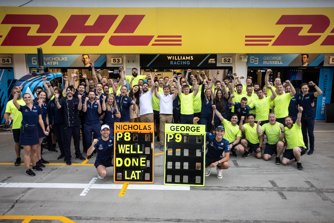 GP UNGHERIA, Nicholas Latifi (CDN) Williams Racing e George Russell (GBR) Williams Racing celebrate eighth position with the team.
01.08.2021. Formula 1 World Championship, Rd 11, Hungarian Grand Prix, Budapest, Hungary, Gara Day.
- www.xpbimages.com, EMail: requests@xpbimages.com © Copyright: Bearne / XPB Images