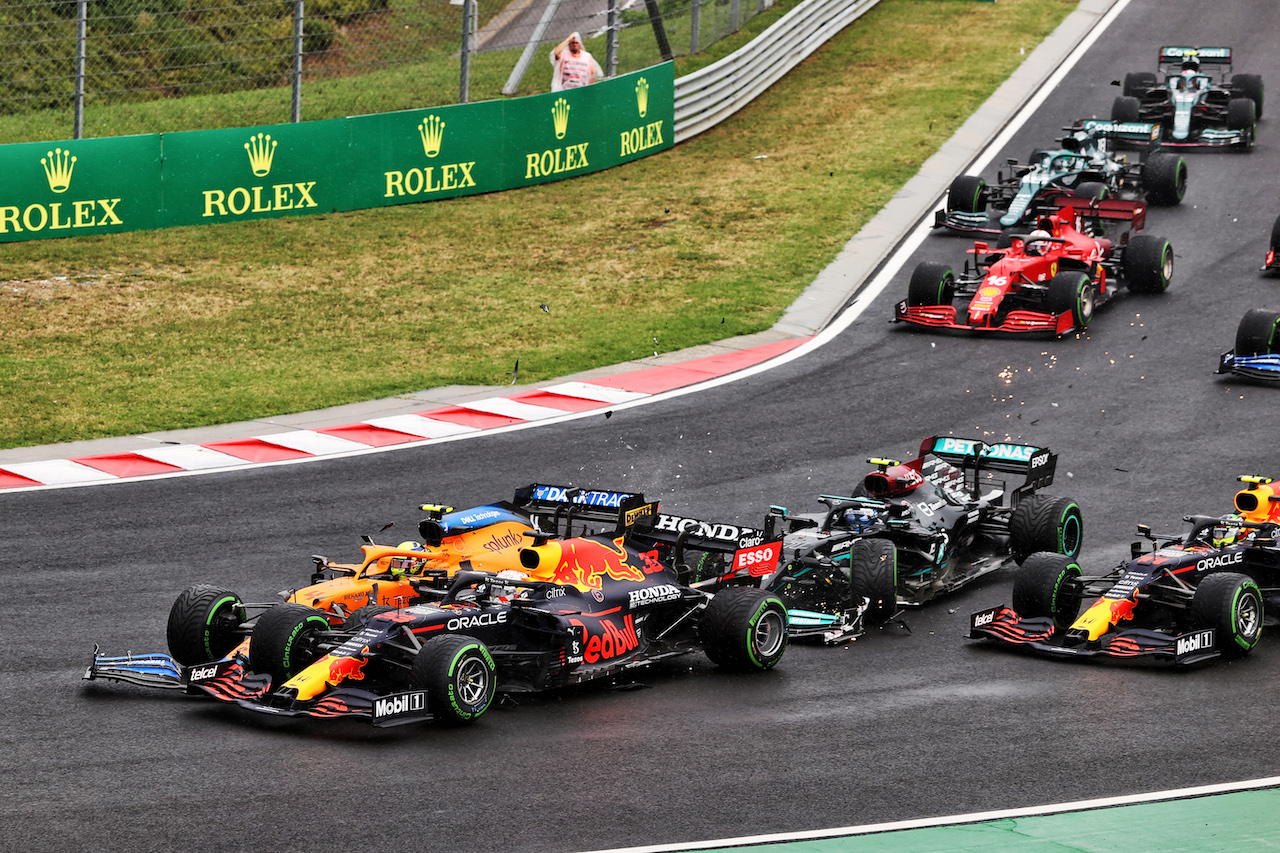 GP UNGHERIA, Valtteri Bottas (FIN) Mercedes AMG F1 W12 crashed at the partenza of the race into the back of Lando Norris (GBR) McLaren MCL35M who hit Max Verstappen (NLD) Red Bull Racing RB16B.
01.08.2021. Formula 1 World Championship, Rd 11, Hungarian Grand Prix, Budapest, Hungary, Gara Day.
- www.xpbimages.com, EMail: requests@xpbimages.com © Copyright: Moy / XPB Images