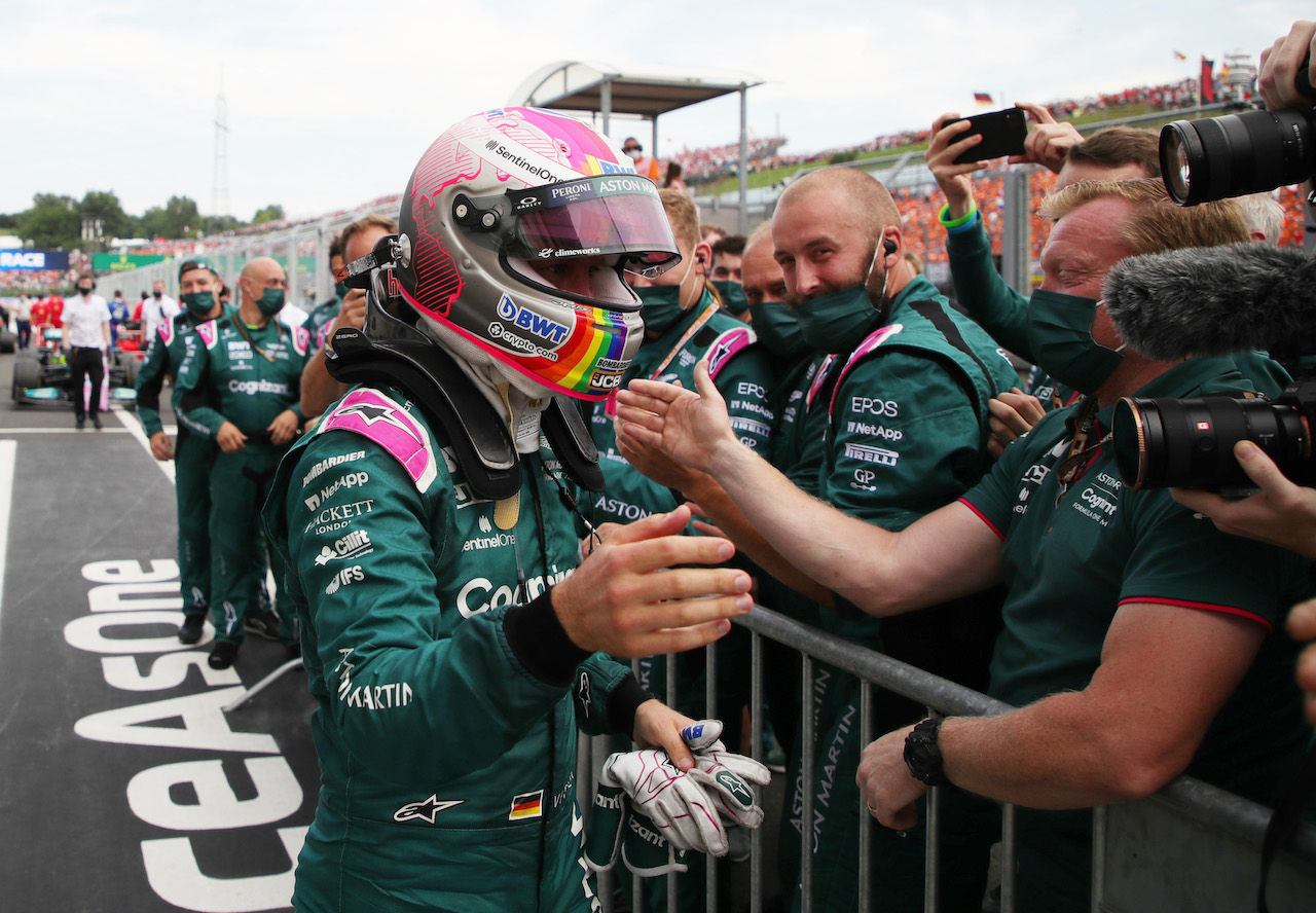 GP UNGHERIA, Sebastian Vettel (GER) Aston Martin F1 Team celebrates his second position in parc ferme with the team.
01.08.2021. Formula 1 World Championship, Rd 11, Hungarian Grand Prix, Budapest, Hungary, Gara Day.
- www.xpbimages.com, EMail: requests@xpbimages.com © Copyright: FIA Pool Image for Editorial Use Only