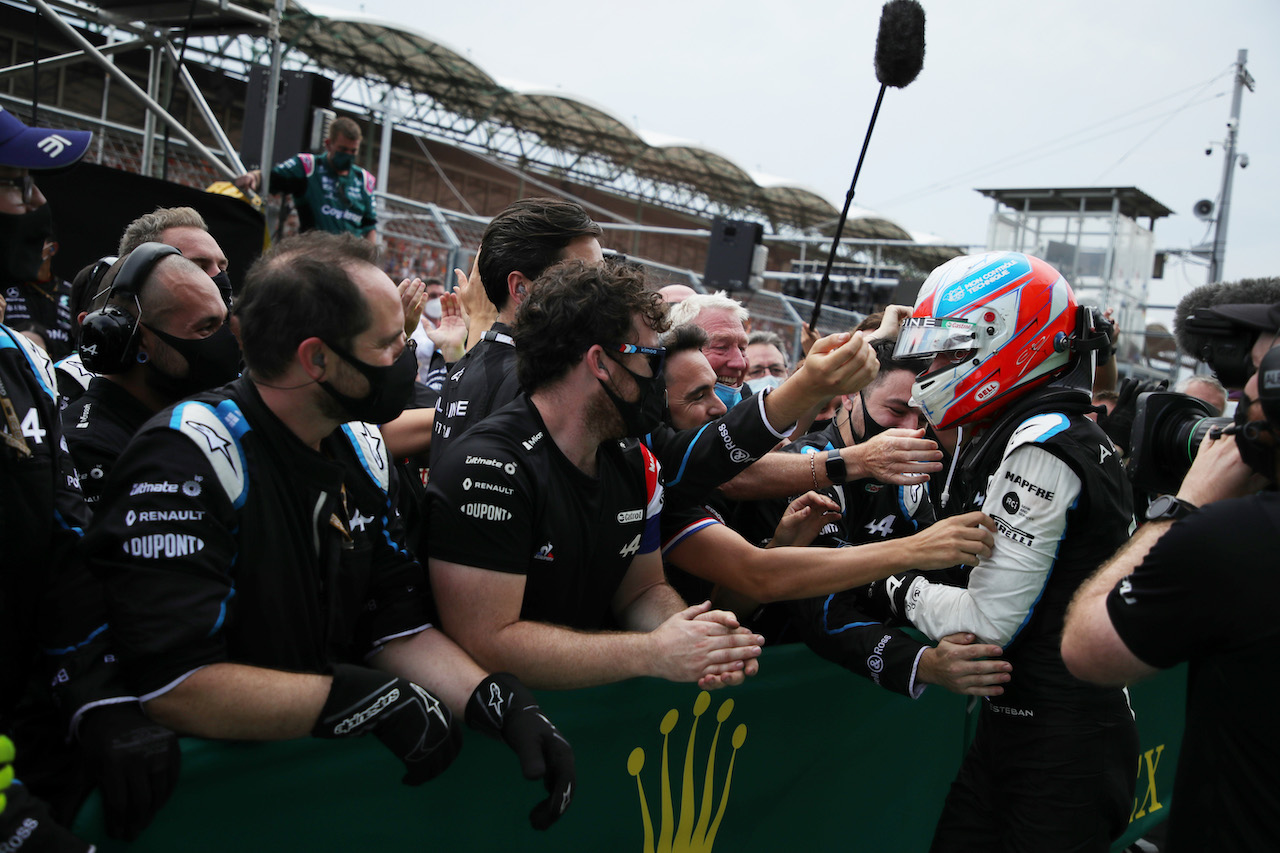 GP UNGHERIA, Gara winner Esteban Ocon (FRA) Alpine F1 Team celebrates with the team in parc ferme.
01.08.2021. Formula 1 World Championship, Rd 11, Hungarian Grand Prix, Budapest, Hungary, Gara Day.
- www.xpbimages.com, EMail: requests@xpbimages.com © Copyright: FIA Pool Image for Editorial Use Only