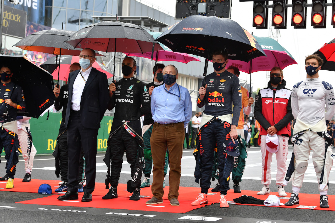 GP UNGHERIA, (L to R): Stefano Domenicali (ITA) Formula One President e CEO on the grid with Lewis Hamilton (GBR) Mercedes AMG F1, Jean Todt (FRA) FIA President, e Max Verstappen (NLD) Red Bull Racing.
01.08.2021. Formula 1 World Championship, Rd 11, Hungarian Grand Prix, Budapest, Hungary, Gara Day.
- www.xpbimages.com, EMail: requests@xpbimages.com © Copyright: FIA Pool Image for Editorial Use Only