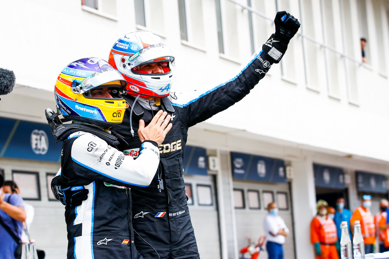 GP UNGHERIA, Gara winner Esteban Ocon (FRA) Alpine F1 Team celebrates in parc ferme with team mate Fernando Alonso (ESP) Alpine F1 Team.
01.08.2021. Formula 1 World Championship, Rd 11, Hungarian Grand Prix, Budapest, Hungary, Gara Day.
- www.xpbimages.com, EMail: requests@xpbimages.com © Copyright: FIA Pool Image for Editorial Use Only
