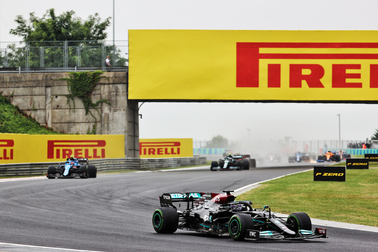 GP UNGHERIA, Lewis Hamilton (GBR) Mercedes AMG F1 W12 davanti a at the partenza of the race.
01.08.2021. Formula 1 World Championship, Rd 11, Hungarian Grand Prix, Budapest, Hungary, Gara Day.
- www.xpbimages.com, EMail: requests@xpbimages.com © Copyright: Batchelor / XPB Images