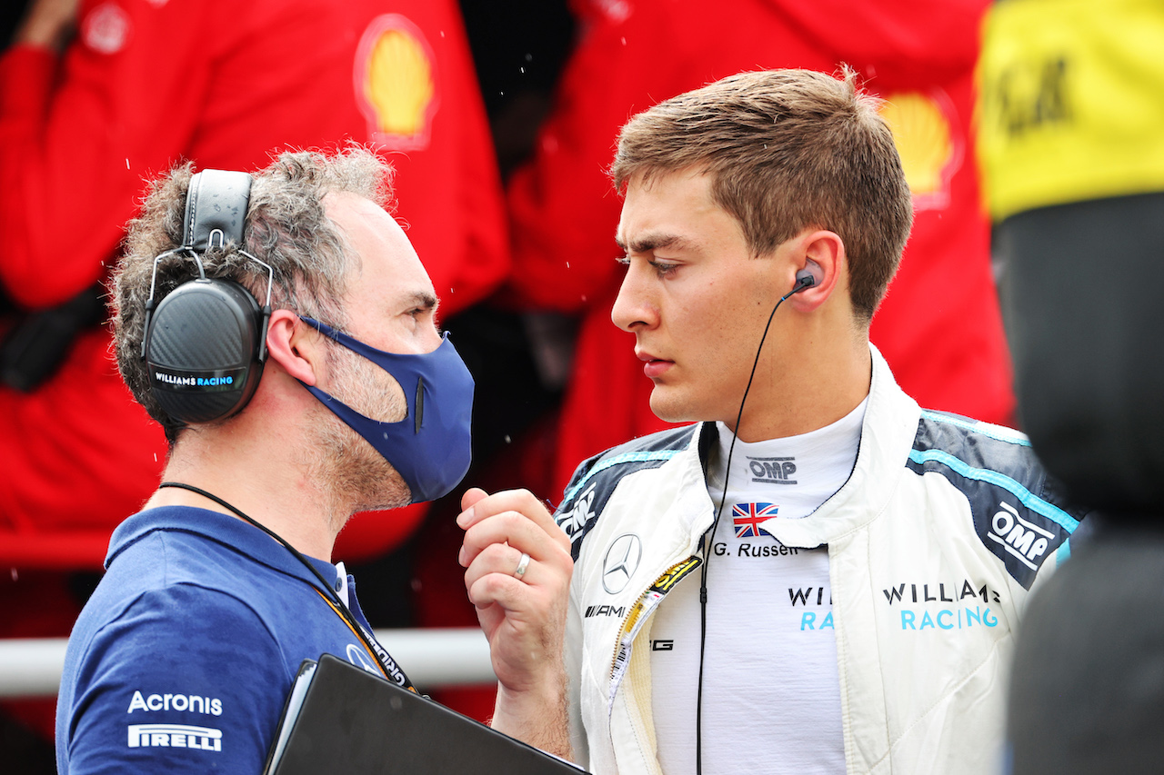 GP UNGHERIA, George Russell (GBR) Williams Racing with James Urwin (GBR) Williams Racing Gara Engineer in the pits as the race is stopped.
01.08.2021. Formula 1 World Championship, Rd 11, Hungarian Grand Prix, Budapest, Hungary, Gara Day.
- www.xpbimages.com, EMail: requests@xpbimages.com © Copyright: Charniaux / XPB Images