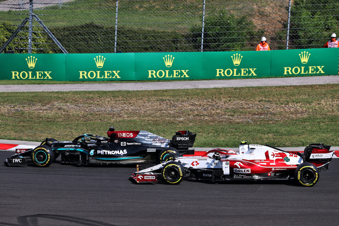 GP UNGHERIA, Lewis Hamilton (GBR) Mercedes AMG F1 W12 e Antonio Giovinazzi (ITA) Alfa Romeo Racing C41 battle for position.
01.08.2021. Formula 1 World Championship, Rd 11, Hungarian Grand Prix, Budapest, Hungary, Gara Day.
- www.xpbimages.com, EMail: requests@xpbimages.com © Copyright: Moy / XPB Images