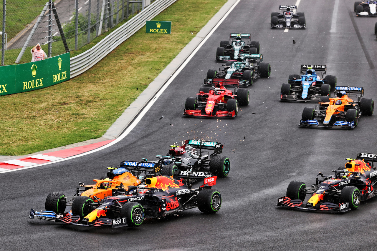 GP UNGHERIA, Lando Norris (GBR) McLaren MCL35M crashes into Max Verstappen (NLD) Red Bull Racing RB16B after being hit by Valtteri Bottas (FIN) Mercedes AMG F1 W12 at the partenza of the race.
01.08.2021. Formula 1 World Championship, Rd 11, Hungarian Grand Prix, Budapest, Hungary, Gara Day.
- www.xpbimages.com, EMail: requests@xpbimages.com © Copyright: Moy / XPB Images