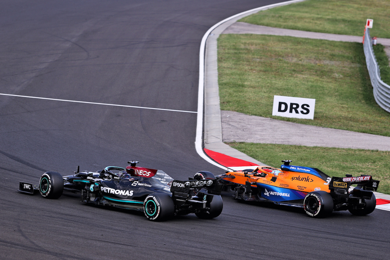 GP UNGHERIA, Lewis Hamilton (GBR) Mercedes AMG F1 W12 e Daniel Ricciardo (AUS) McLaren MCL35M battle for position.
01.08.2021. Formula 1 World Championship, Rd 11, Hungarian Grand Prix, Budapest, Hungary, Gara Day.
- www.xpbimages.com, EMail: requests@xpbimages.com © Copyright: Moy / XPB Images