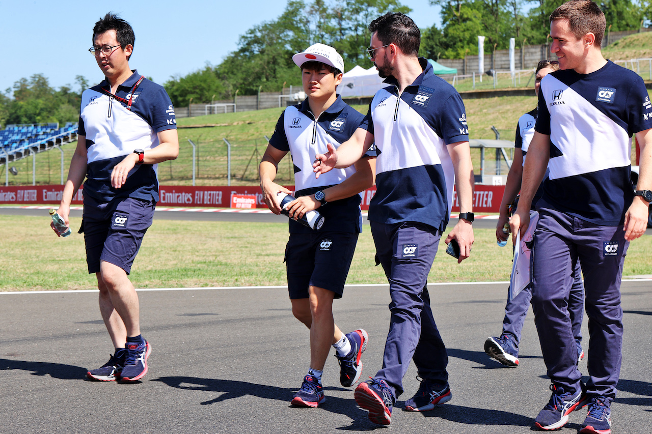 GP UNGHERIA, Yuki Tsunoda (JPN) AlphaTauri walks the circuit with the team.
29.07.2021. Formula 1 World Championship, Rd 11, Hungarian Grand Prix, Budapest, Hungary, Preparation Day.
- www.xpbimages.com, EMail: requests@xpbimages.com © Copyright: Batchelor / XPB Images