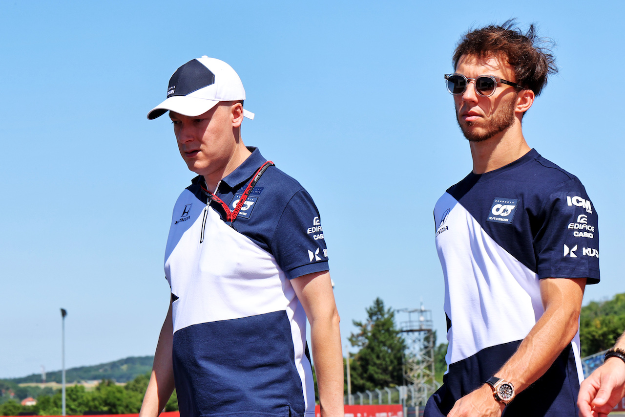 GP UNGHERIA, Pierre Gasly (FRA) AlphaTauri walks the circuit with the team.
29.07.2021. Formula 1 World Championship, Rd 11, Hungarian Grand Prix, Budapest, Hungary, Preparation Day.
- www.xpbimages.com, EMail: requests@xpbimages.com © Copyright: Batchelor / XPB Images