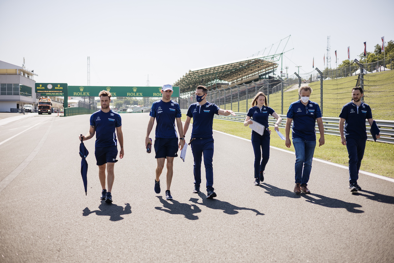 GP UNGHERIA, Nicholas Latifi (CDN) Williams Racing walks the circuit with the team.
29.07.2021. Formula 1 World Championship, Rd 11, Hungarian Grand Prix, Budapest, Hungary, Preparation Day.
- www.xpbimages.com, EMail: requests@xpbimages.com © Copyright: Bearne / XPB Images