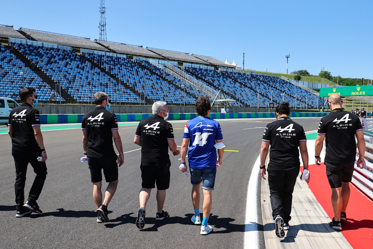 GP UNGHERIA, Fernando Alonso (ESP) Alpine F1 Team walks the circuit with the team.
29.07.2021. Formula 1 World Championship, Rd 11, Hungarian Grand Prix, Budapest, Hungary, Preparation Day.
- www.xpbimages.com, EMail: requests@xpbimages.com © Copyright: Charniaux / XPB Images