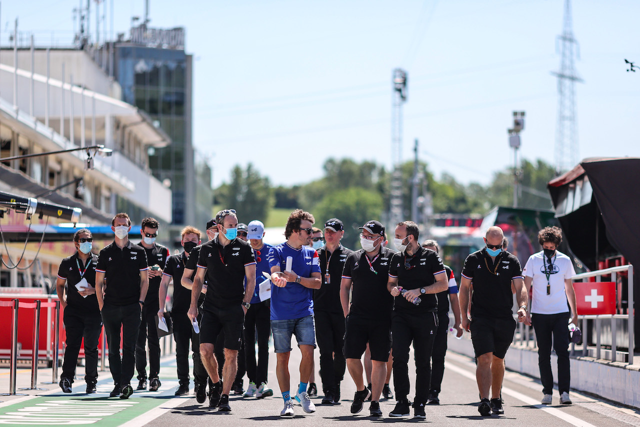 GP UNGHERIA, Fernando Alonso (ESP) Alpine F1 Team walks the circuit with the team.
29.07.2021. Formula 1 World Championship, Rd 11, Hungarian Grand Prix, Budapest, Hungary, Preparation Day.
- www.xpbimages.com, EMail: requests@xpbimages.com © Copyright: Charniaux / XPB Images