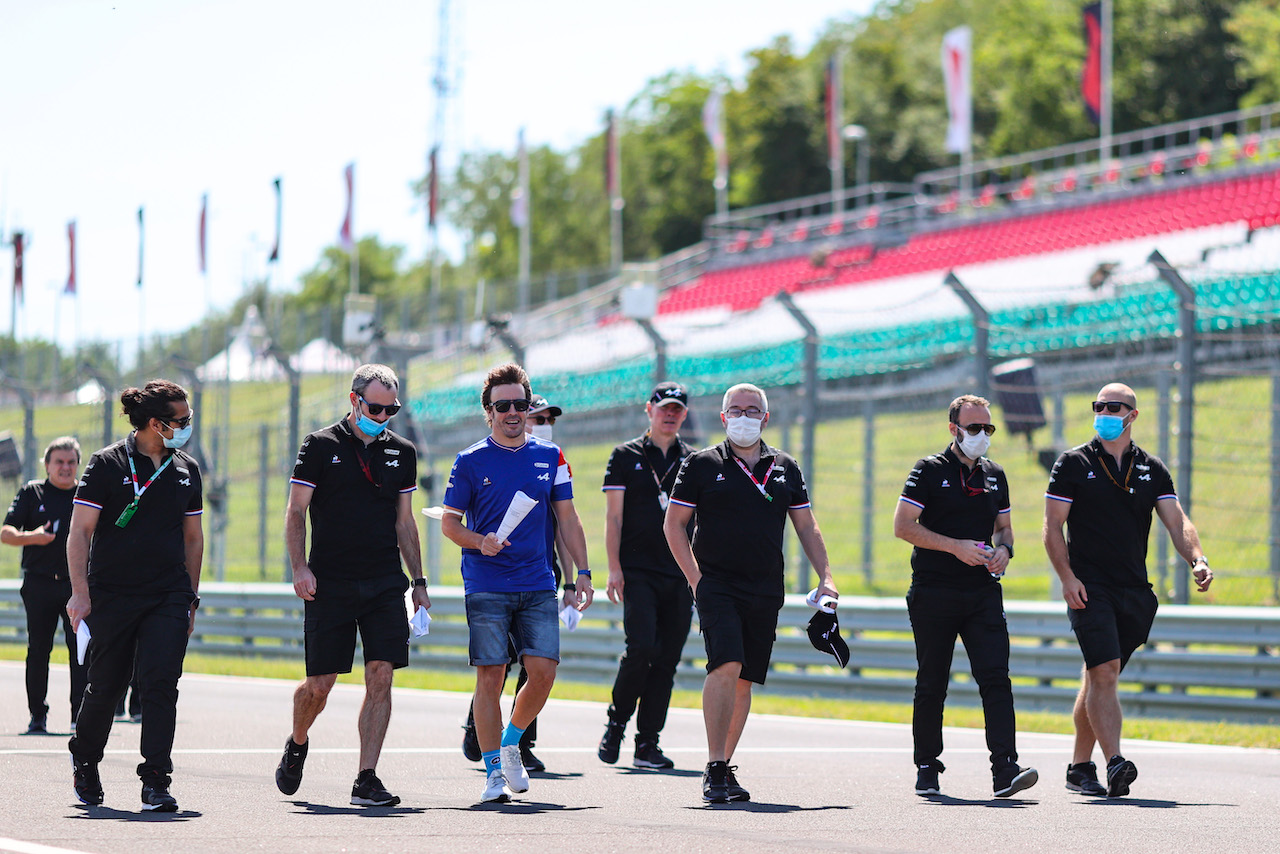 GP UNGHERIA, Fernando Alonso (ESP) Alpine F1 Team walks the circuit with the team.
29.07.2021. Formula 1 World Championship, Rd 11, Hungarian Grand Prix, Budapest, Hungary, Preparation Day.
- www.xpbimages.com, EMail: requests@xpbimages.com © Copyright: Charniaux / XPB Images