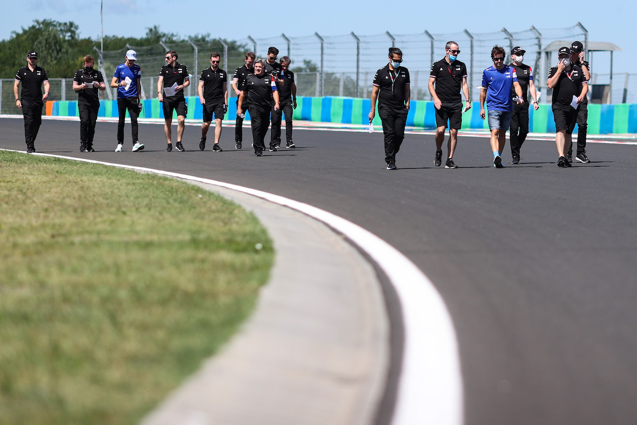 GP UNGHERIA, Fernando Alonso (ESP) Alpine F1 Team e Esteban Ocon (FRA) Alpine F1 Team walk the circuit with the team.
29.07.2021. Formula 1 World Championship, Rd 11, Hungarian Grand Prix, Budapest, Hungary, Preparation Day.
- www.xpbimages.com, EMail: requests@xpbimages.com © Copyright: Charniaux / XPB Images