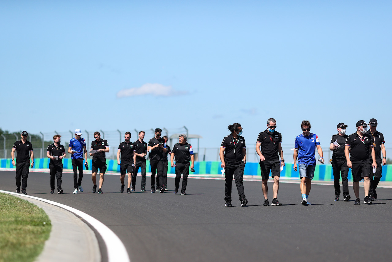 GP UNGHERIA, Fernando Alonso (ESP) Alpine F1 Team e Esteban Ocon (FRA) Alpine F1 Team walk the circuit with the team.
29.07.2021. Formula 1 World Championship, Rd 11, Hungarian Grand Prix, Budapest, Hungary, Preparation Day.
- www.xpbimages.com, EMail: requests@xpbimages.com © Copyright: Charniaux / XPB Images