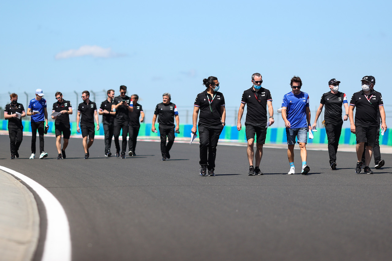 GP UNGHERIA, Fernando Alonso (ESP) Alpine F1 Team e Esteban Ocon (FRA) Alpine F1 Team walk the circuit with the team.
29.07.2021. Formula 1 World Championship, Rd 11, Hungarian Grand Prix, Budapest, Hungary, Preparation Day.
- www.xpbimages.com, EMail: requests@xpbimages.com © Copyright: Charniaux / XPB Images