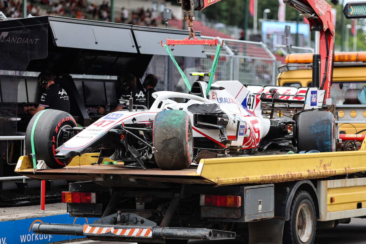 GP UNGHERIA, The damaged Haas VF-21 of Mick Schumacher (GER) Haas F1 Team is recovered back to the pits on the back of a truck.
31.07.2021. Formula 1 World Championship, Rd 11, Hungarian Grand Prix, Budapest, Hungary, Qualifiche Day.
- www.xpbimages.com, EMail: requests@xpbimages.com © Copyright: Charniaux / XPB Images