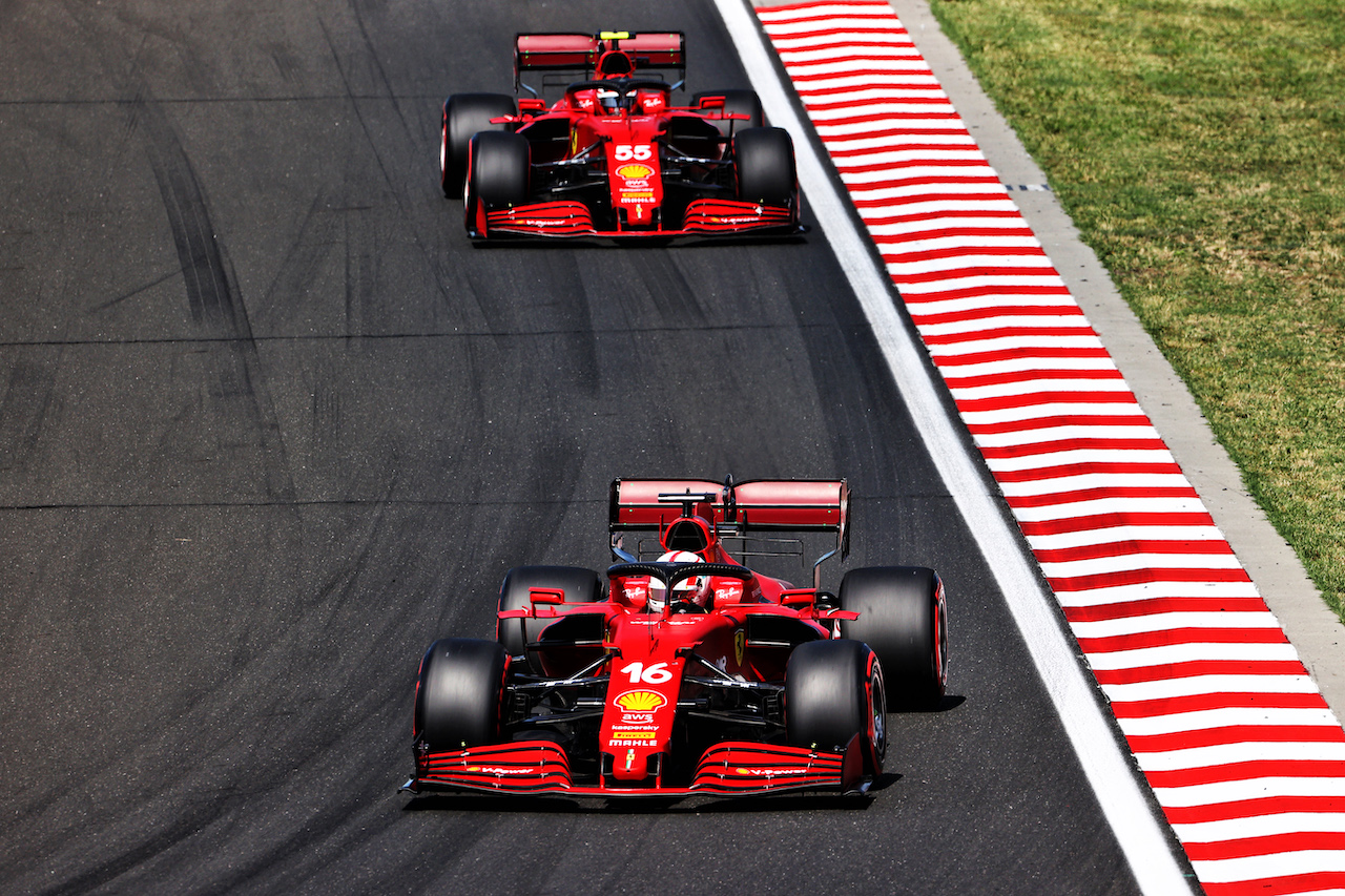GP UNGHERIA, Charles Leclerc (MON) Ferrari SF-21 davanti a team mate Carlos Sainz Jr (ESP) Ferrari SF-21.
31.07.2021. Formula 1 World Championship, Rd 11, Hungarian Grand Prix, Budapest, Hungary, Qualifiche Day.
- www.xpbimages.com, EMail: requests@xpbimages.com © Copyright: Moy / XPB Images