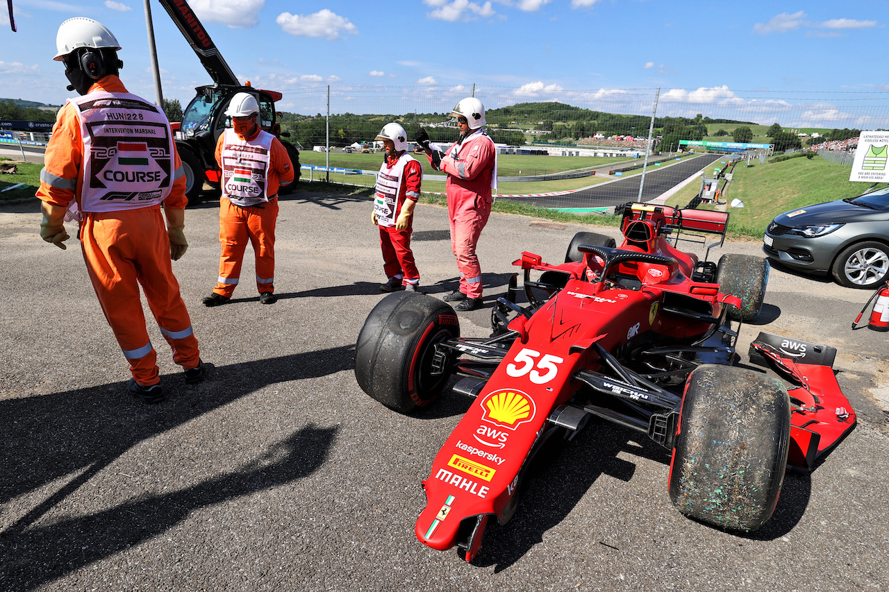 GP UNGHERIA, The damaged Ferrari SF-21 of Carlos Sainz Jr (ESP) Ferrari, who crashed in qualifying.
31.07.2021. Formula 1 World Championship, Rd 11, Hungarian Grand Prix, Budapest, Hungary, Qualifiche Day.
- www.xpbimages.com, EMail: requests@xpbimages.com © Copyright: Moy / XPB Images