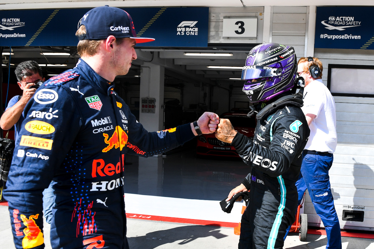 GP UNGHERIA, (L to R): Max Verstappen (NLD) Red Bull Racing congratulates pole sitter Lewis Hamilton (GBR) Mercedes AMG F1 in qualifying parc ferme.
31.07.2021. Formula 1 World Championship, Rd 11, Hungarian Grand Prix, Budapest, Hungary, Qualifiche Day.
- www.xpbimages.com, EMail: requests@xpbimages.com © Copyright: FIA Pool Image for Editorial Use Only