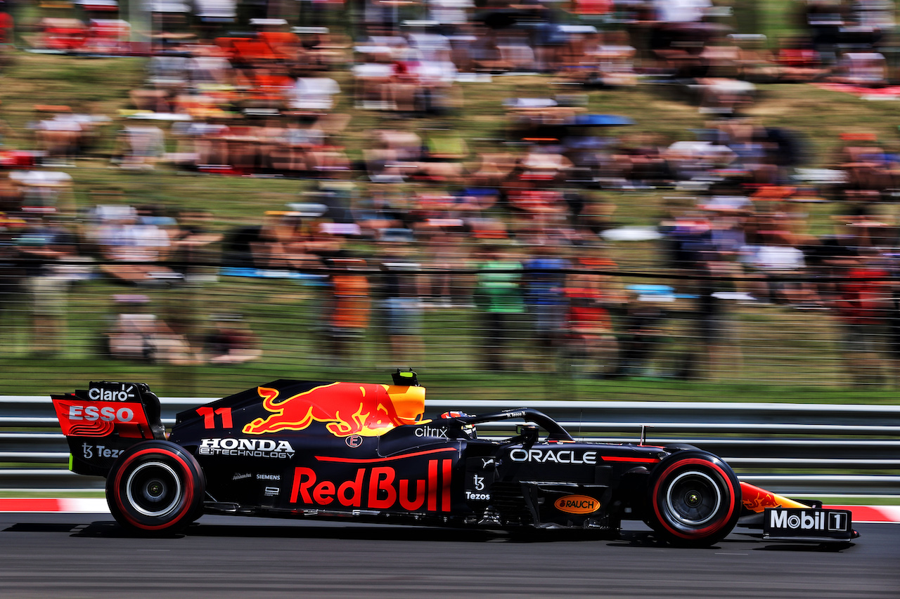 GP UNGHERIA, Sergio Perez (MEX) Red Bull Racing RB16B.
31.07.2021. Formula 1 World Championship, Rd 11, Hungarian Grand Prix, Budapest, Hungary, Qualifiche Day.
- www.xpbimages.com, EMail: requests@xpbimages.com © Copyright: Batchelor / XPB Images