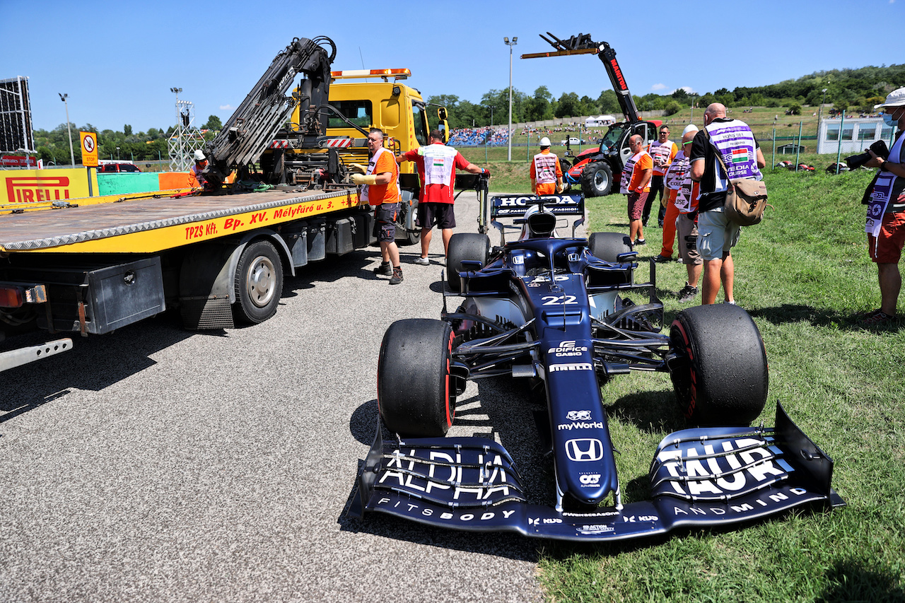 GP UNGHERIA, The AlphaTauri AT02 of Yuki Tsunoda (JPN) AlphaTauri, who crashed in the first practice session.
30.07.2021. Formula 1 World Championship, Rd 11, Hungarian Grand Prix, Budapest, Hungary, Practice Day.
- www.xpbimages.com, EMail: requests@xpbimages.com © Copyright: Batchelor / XPB Images