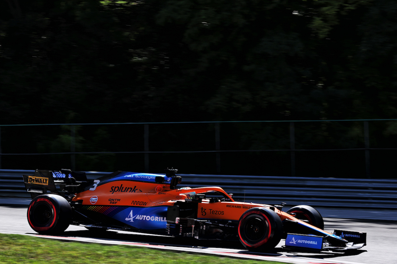GP UNGHERIA, Daniel Ricciardo (AUS) McLaren MCL35M.
30.07.2021. Formula 1 World Championship, Rd 11, Hungarian Grand Prix, Budapest, Hungary, Practice Day.
- www.xpbimages.com, EMail: requests@xpbimages.com © Copyright: Batchelor / XPB Images