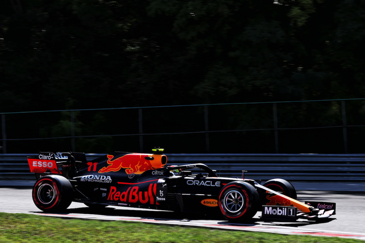 GP UNGHERIA, Sergio Perez (MEX) Red Bull Racing RB16B.
30.07.2021. Formula 1 World Championship, Rd 11, Hungarian Grand Prix, Budapest, Hungary, Practice Day.
- www.xpbimages.com, EMail: requests@xpbimages.com © Copyright: Batchelor / XPB Images