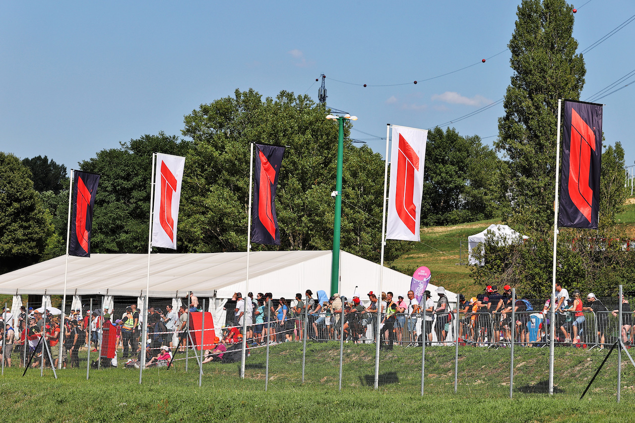 GP UNGHERIA, Circuit Atmosfera - fans trackside.
30.07.2021. Formula 1 World Championship, Rd 11, Hungarian Grand Prix, Budapest, Hungary, Practice Day.
- www.xpbimages.com, EMail: requests@xpbimages.com © Copyright: Moy / XPB Images