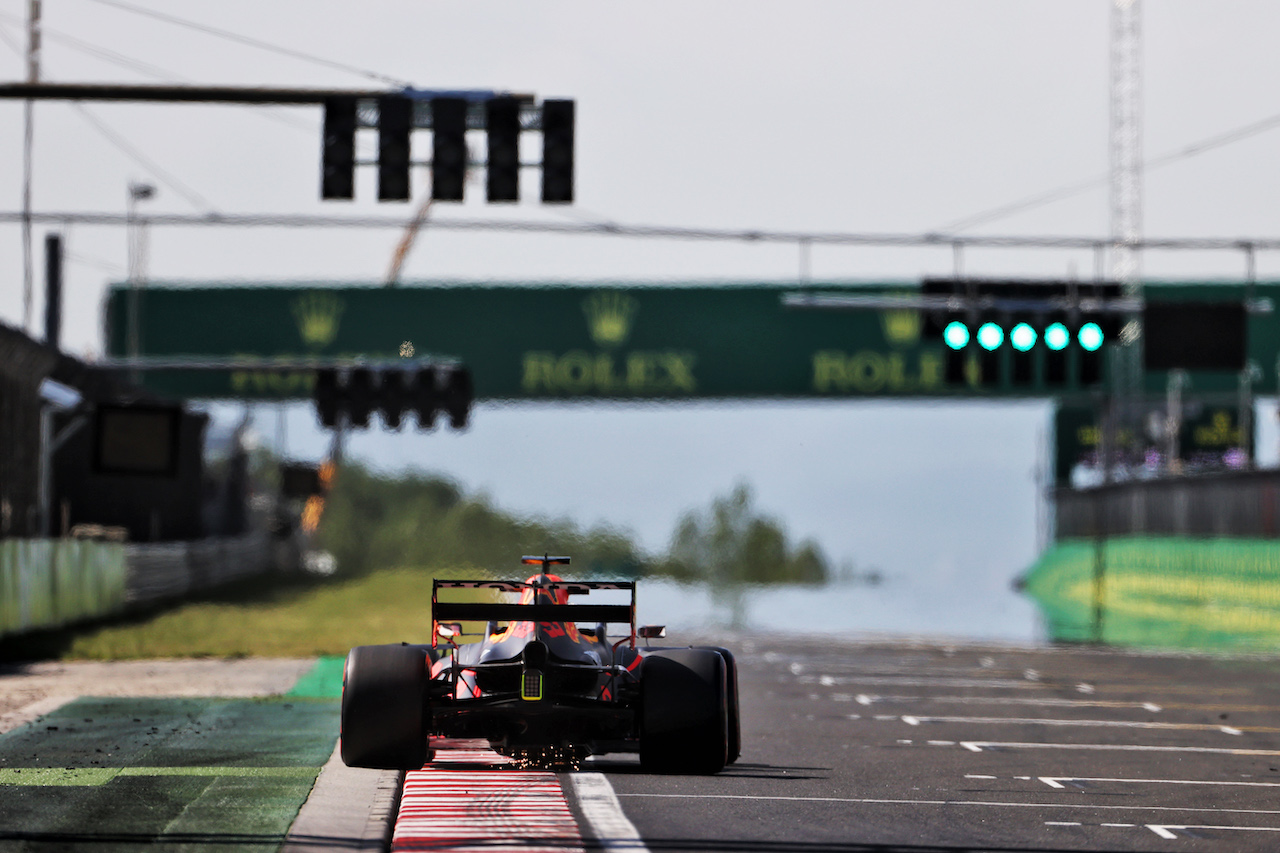 GP UNGHERIA, Max Verstappen (NLD) Red Bull Racing RB16B.
30.07.2021. Formula 1 World Championship, Rd 11, Hungarian Grand Prix, Budapest, Hungary, Practice Day.
- www.xpbimages.com, EMail: requests@xpbimages.com © Copyright: Moy / XPB Images