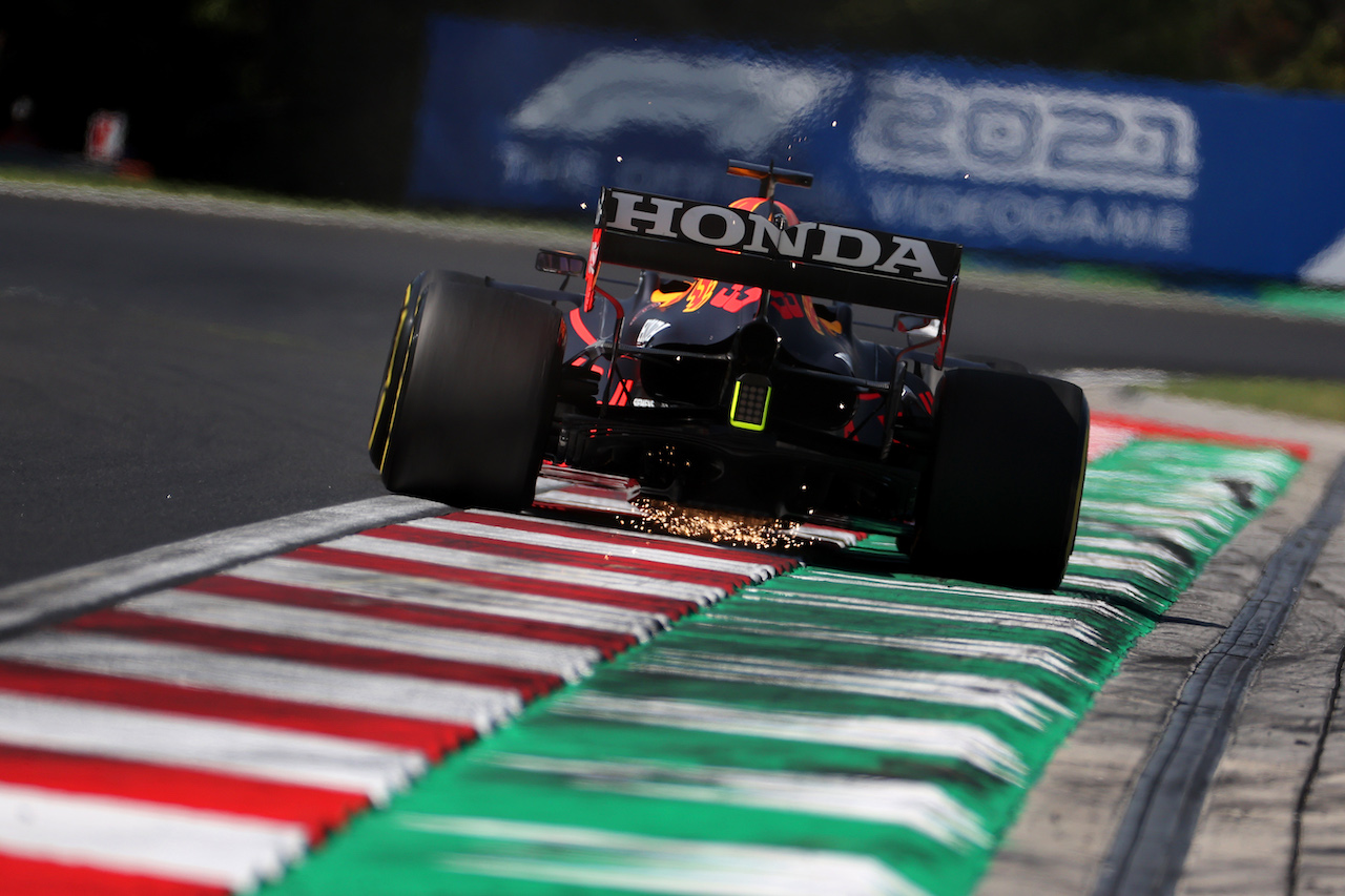 GP UNGHERIA, Max Verstappen (NLD) Red Bull Racing RB16B.
30.07.2021. Formula 1 World Championship, Rd 11, Hungarian Grand Prix, Budapest, Hungary, Practice Day.
- www.xpbimages.com, EMail: requests@xpbimages.com © Copyright: Batchelor / XPB Images