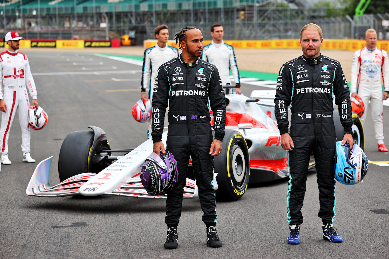 PRESENTAZIONE MONOPOSTO 2022, (L to R): Lewis Hamilton (GBR) Mercedes AMG F1 e team mate Valtteri Bottas (FIN) Mercedes AMG F1 - 2022 Car Launch.
15.07.2021. Formula 1 World Championship, Rd 10, British Grand Prix, Silverstone, England, Preparation Day.
- www.xpbimages.com, EMail: requests@xpbimages.com © Copyright: Batchelor / XPB Images