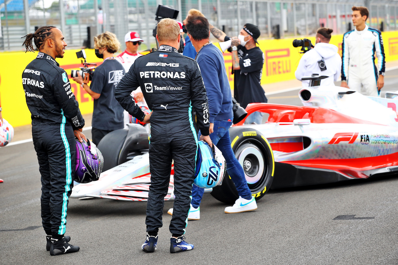 PRESENTAZIONE MONOPOSTO 2022, (L to R): Lewis Hamilton (GBR) Mercedes AMG F1 e team mate Valtteri Bottas (FIN) Mercedes AMG F1 - 2022 Car Launch.
15.07.2021. Formula 1 World Championship, Rd 10, British Grand Prix, Silverstone, England, Preparation Day.
 - www.xpbimages.com, EMail: requests@xpbimages.com © Copyright: Davenport / XPB Images