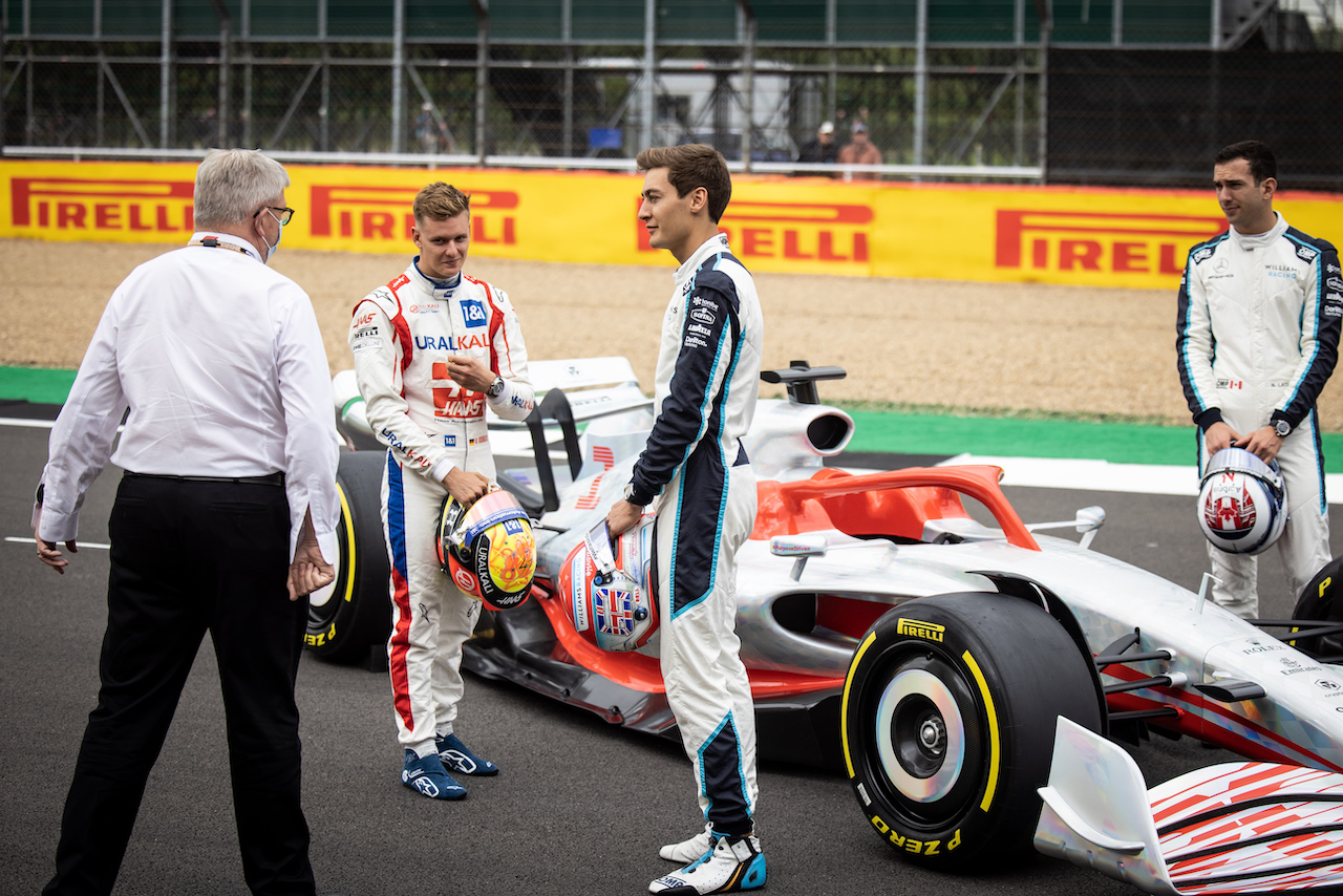PRESENTAZIONE MONOPOSTO 2022, George Russell (GBR) Williams Racing with Mick Schumacher (GER) Haas F1 Team e Ross Brawn (GBR) Managing Director, Motor Sports - 2022 Car Launch.
15.07.2021. Formula 1 World Championship, Rd 10, British Grand Prix, Silverstone, England, Preparation Day.
- www.xpbimages.com, EMail: requests@xpbimages.com © Copyright: Bearne / XPB Images