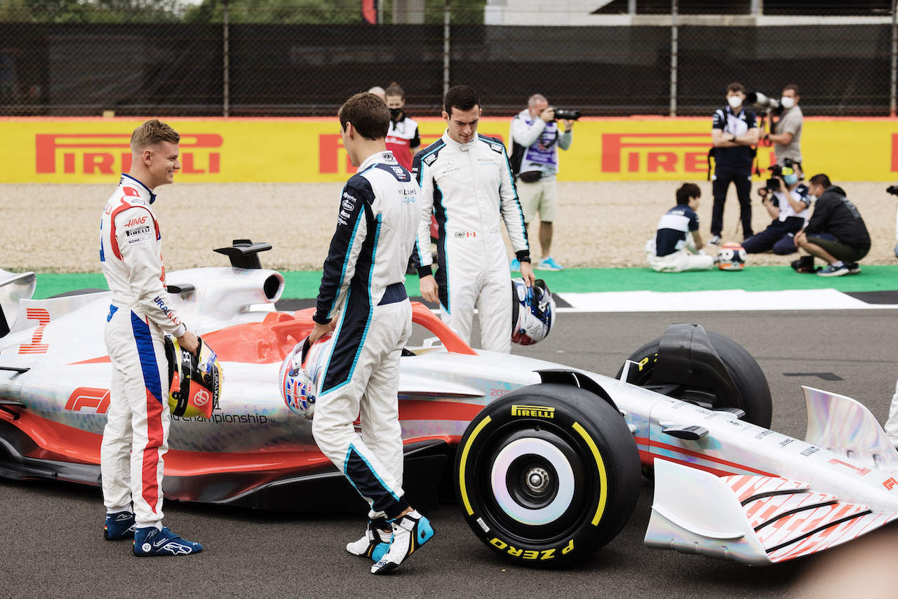 PRESENTAZIONE MONOPOSTO 2022, (L to R): Mick Schumacher (GER) Haas F1 Team e George Russell (GBR) Williams Racing - 2022 Car Launch.
15.07.2021. Formula 1 World Championship, Rd 10, British Grand Prix, Silverstone, England, Preparation Day.
- www.xpbimages.com, EMail: requests@xpbimages.com © Copyright: Bearne / XPB Images
