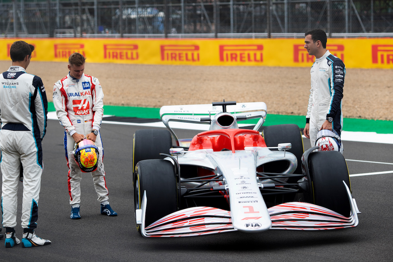 PRESENTAZIONE MONOPOSTO 2022, (L to R): George Russell (GBR) Williams Racing; Mick Schumacher (GER) Haas F1 Team; e Nicholas Latifi (CDN) Williams Racing - 2022 Car Launch.
15.07.2021. Formula 1 World Championship, Rd 10, British Grand Prix, Silverstone, England, Preparation Day.
- www.xpbimages.com, EMail: requests@xpbimages.com © Copyright: Staley / XPB Images