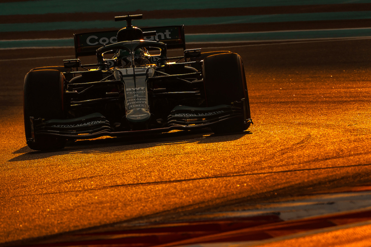 TEST ABU DHABI, Lance Stroll (CDN), Aston Martin F1 Team 
14.12.2021. Formula 1 Testing, Yas Marina Circuit, Abu Dhabi, Tuesday.
- www.xpbimages.com, EMail: requests@xpbimages.com © Copyright: Charniaux / XPB Images